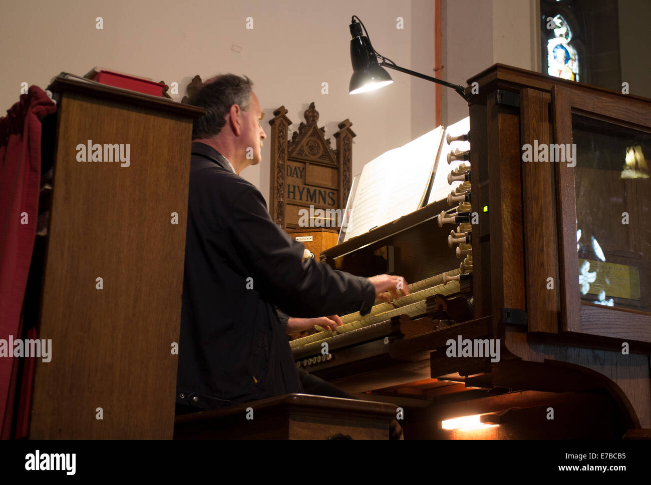 Leamington Spa Warwickshire, Regno Unito. Xii sett, 2014. Chiesa della Santa Trinità in Leamington Spa è aperto venerdì 12 e sabato 13 settembre come parte del patrimonio Open Days. La Chiesa celebra il suo centenario questo anno con decorazioni floreali e mostre come pure con sottofondo di musica d'organo. Credito: Colin Underhill/Alamy Live News Foto Stock