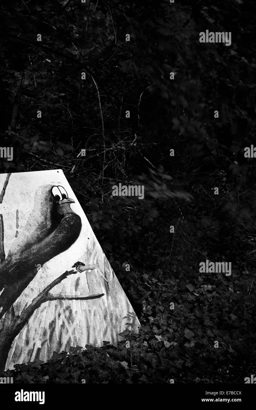 Abbandonato cartellone raffigurante un uccello Foto Stock