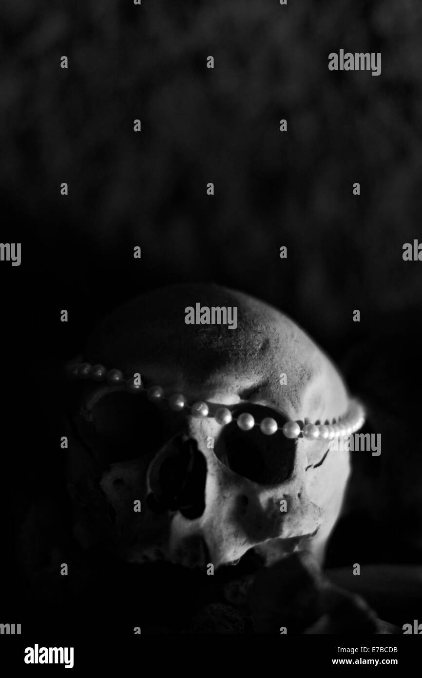 Cranio con collana di perle, deposito votivo Foto Stock