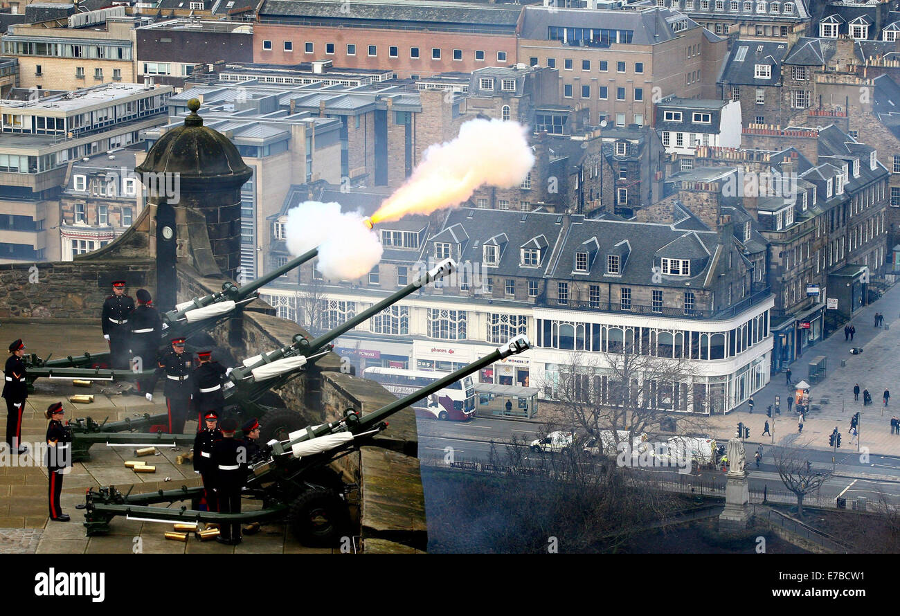 Gunners dal 105° Reggimento Royal Artillery fire un 21-Gun Royal omaggio al Castello di Edimburgo. Foto Stock