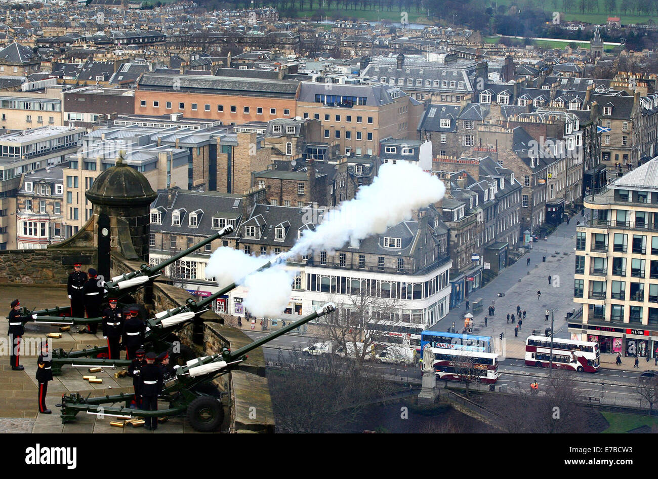 Gunners dal 105° Reggimento Royal Artillery fire un 21-Gun Royal omaggio al Castello di Edimburgo. Foto Stock