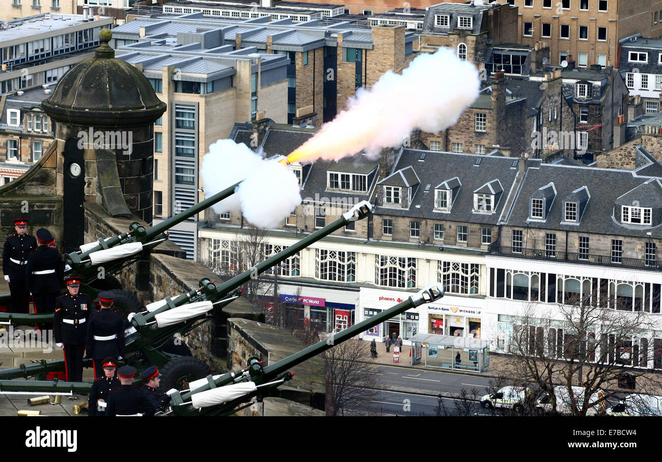 Gunners dal 105° Reggimento Royal Artillery fire un 21-Gun Royal omaggio al Castello di Edimburgo. Foto Stock