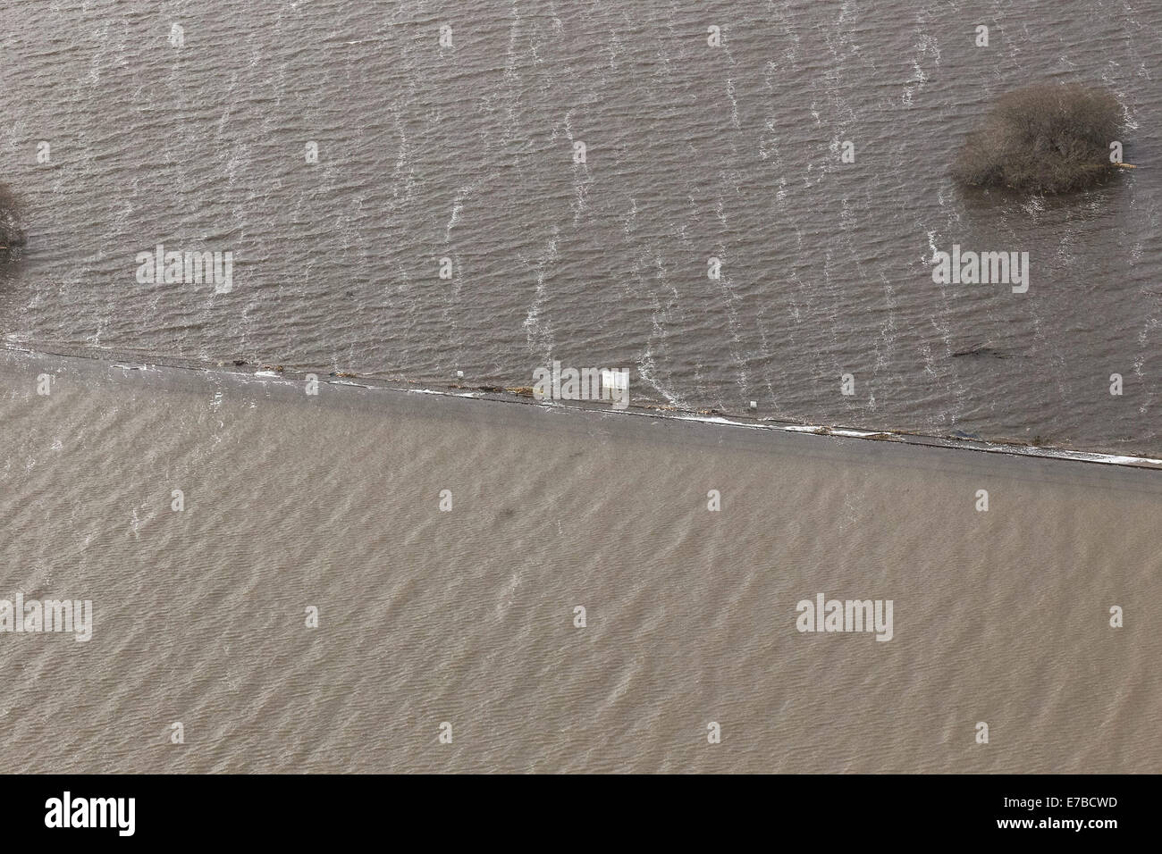La principale linea ferroviaria attraverso il Somerset vicino Bridgwater, sui livelli di Somerset che è ora completamente sottomarini in luoghi. Foto Stock