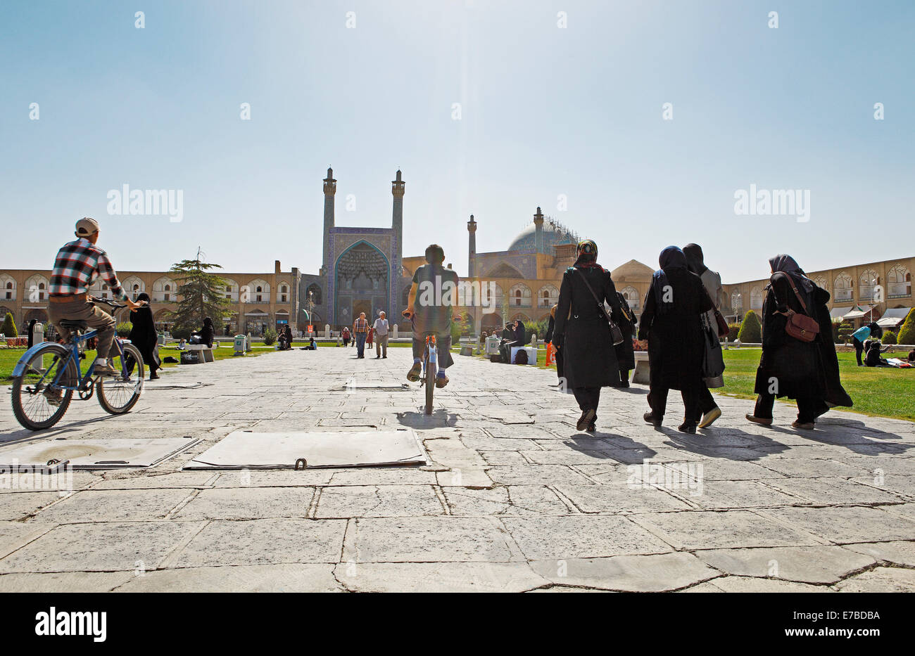 I pedoni e i ciclisti di fronte l'Imam moschea imam Square, Isfahan, Provincia di Isfahan, Persia, Iran Foto Stock