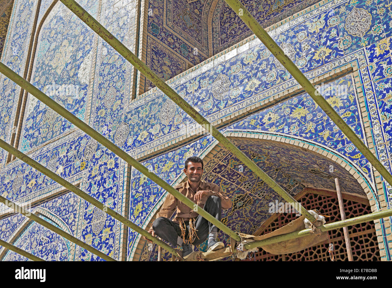 Ponteggiatore preparare la protezione solare per il venerdì di preghiera, Imam moschea, Isfahan, Provincia di Isfahan, Persia, Iran Foto Stock