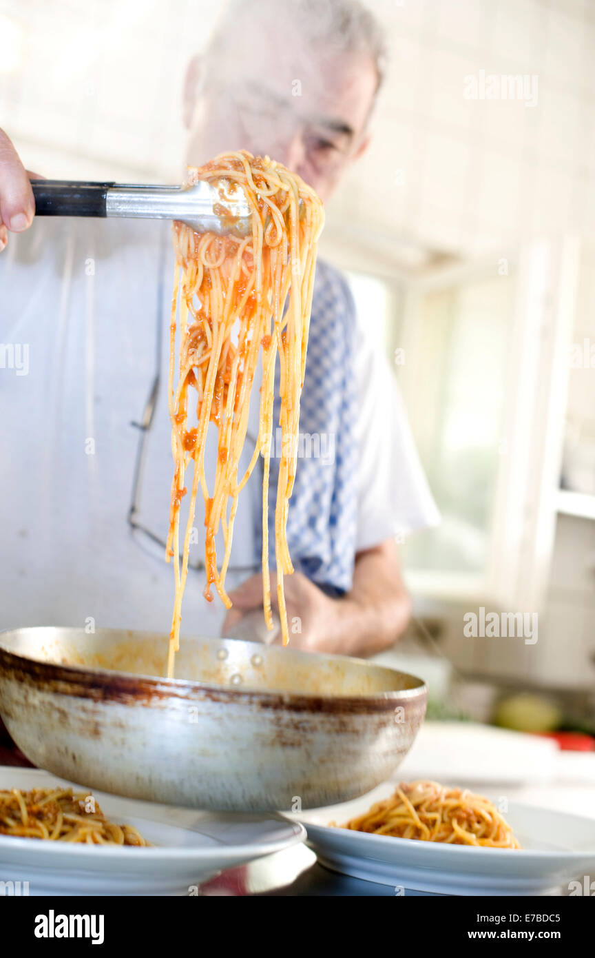Lo Chef incavature di spaghetti, ristorante italiano, Monaco di Baviera, Baviera, Baviera, Germania Foto Stock
