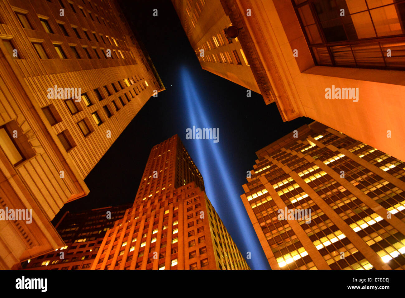 New York, Stati Uniti d'America. 11 Settembre, 2014. Omaggio in fasci di luce brillare su di New York il Quartiere Finanziario in ricordo di 9/11. Credito: Christopher Penler/Alamy Live News Foto Stock