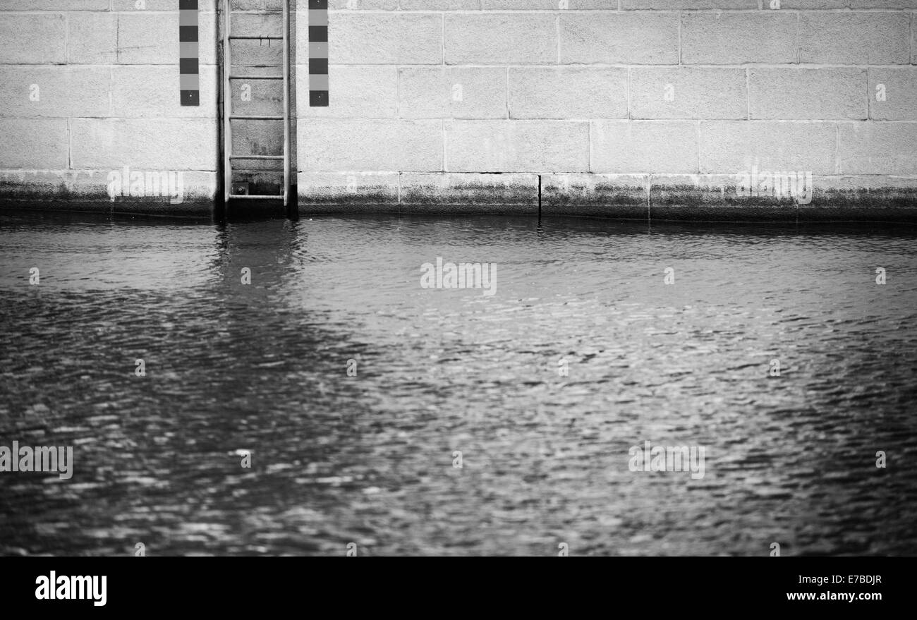 Acqua e svuotare la scaletta di ferro, urban harbour a Stoccolma, Svezia Foto Stock