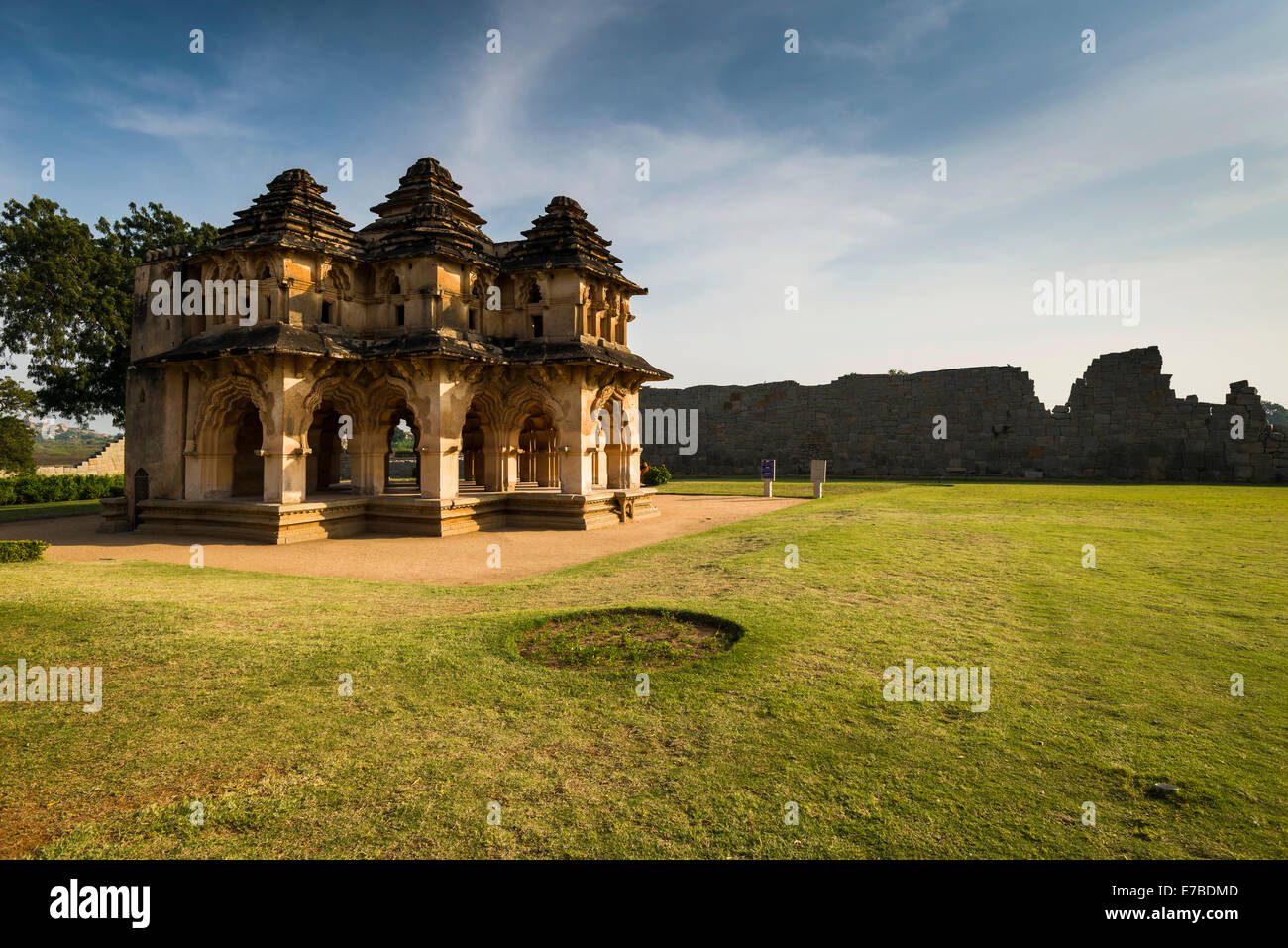 Lotus Mahal edificio, rovina della città di Vijayanagara, Sito Patrimonio Mondiale dell'UNESCO, Hampi, Karnataka, India Foto Stock