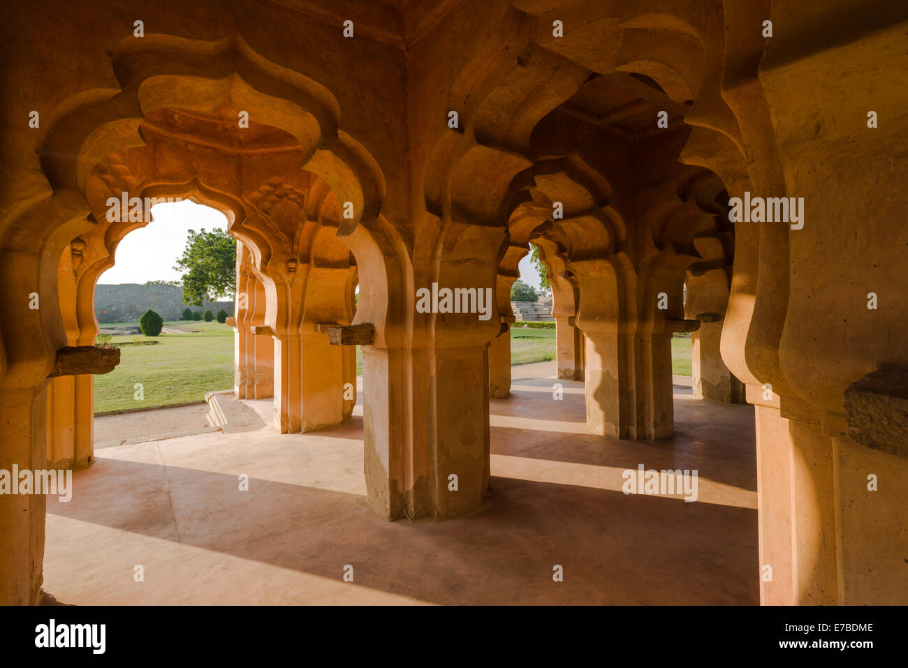 Lotus Mahal edificio, rovina della città di Vijayanagara, Sito Patrimonio Mondiale dell'UNESCO, Hampi, Karnataka, India Foto Stock