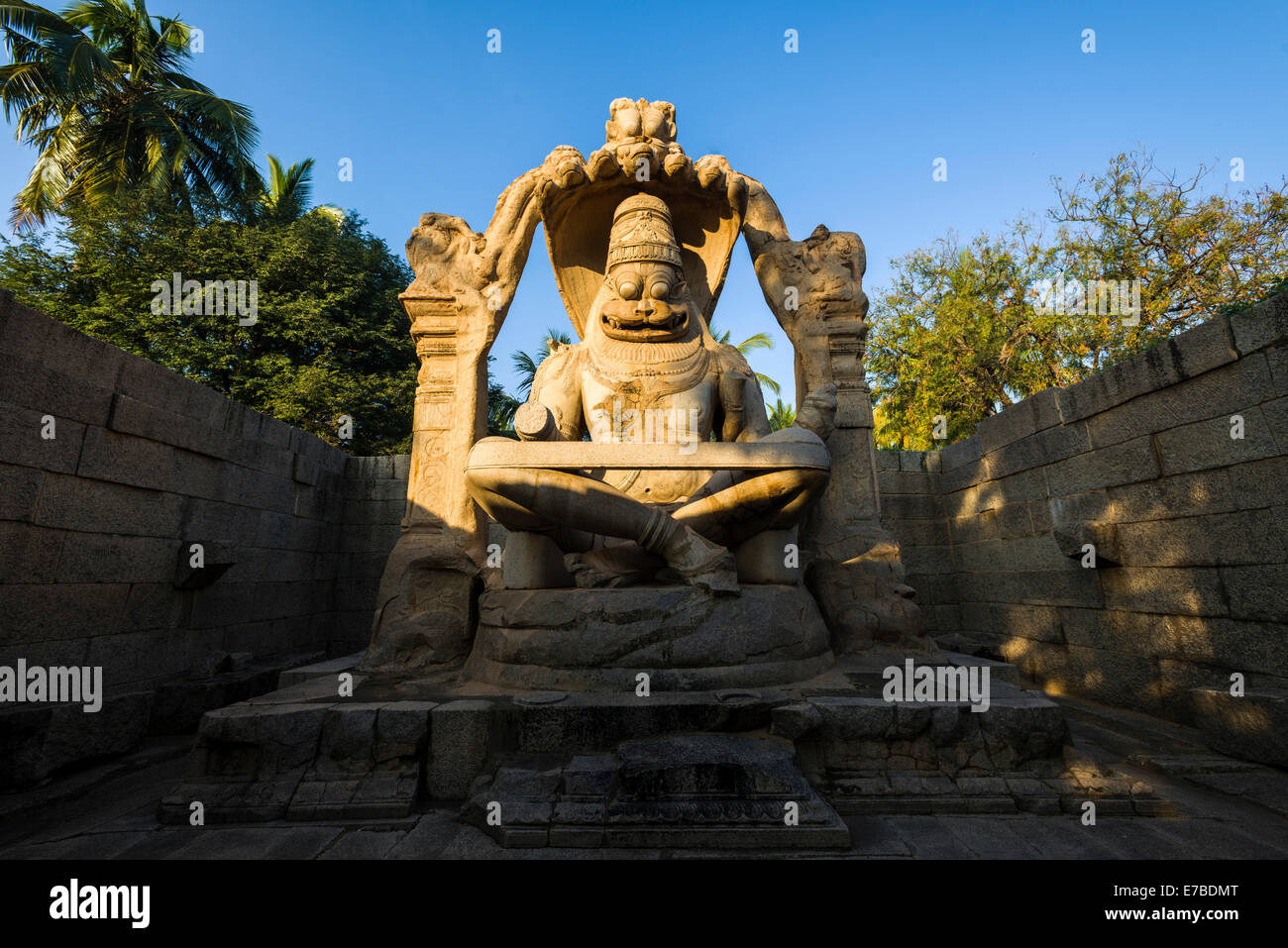 Narasimha statua, Lakshmi Narasimha tempio, rovina della città di Vijayanagara, Sito Patrimonio Mondiale dell'UNESCO, Hampi, Karnataka, India Foto Stock