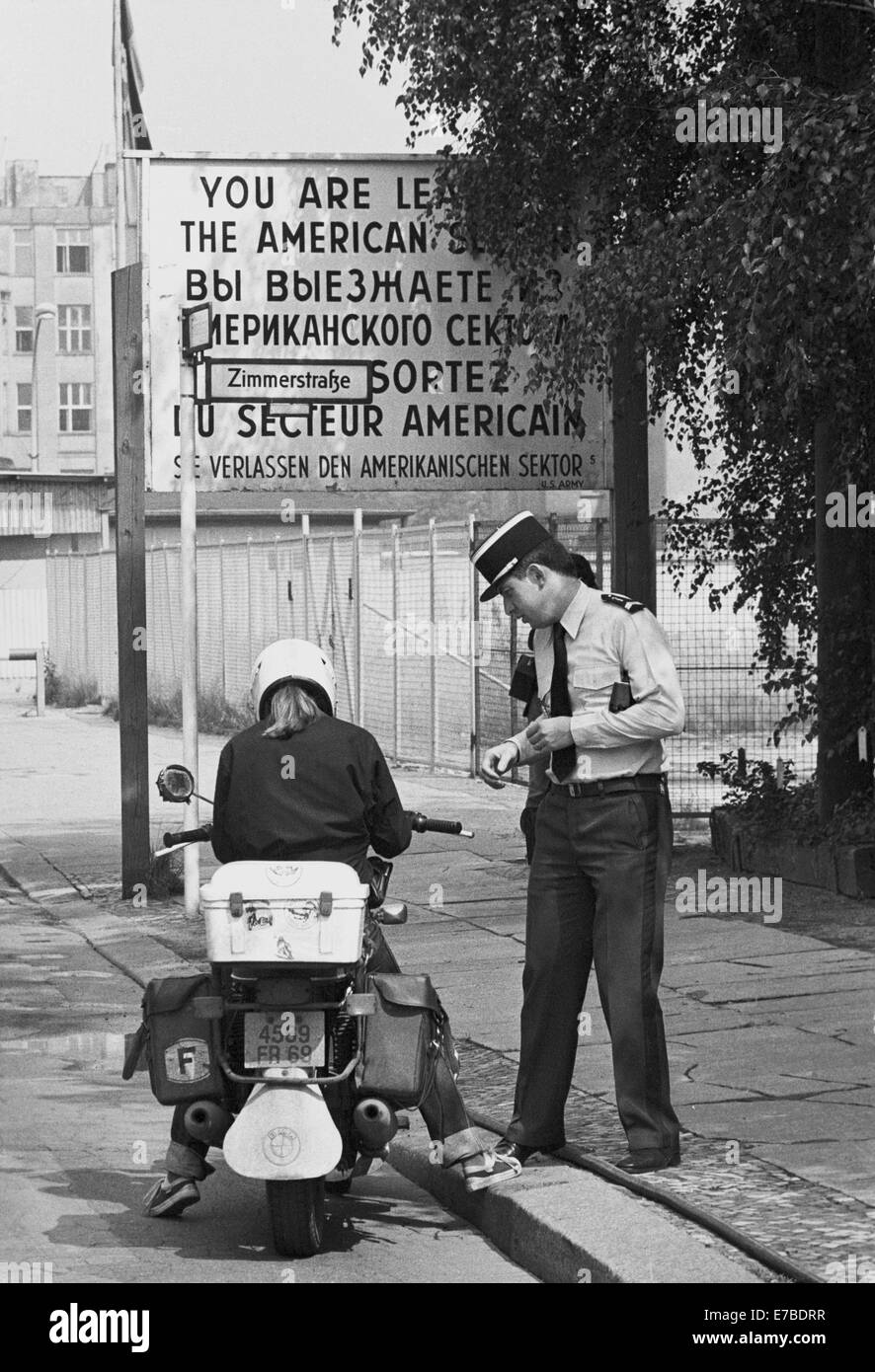 Il muro di Berlino al valico di frontiera Checkpoint Charlie, nel quartiere di Kreuzberg Foto Stock