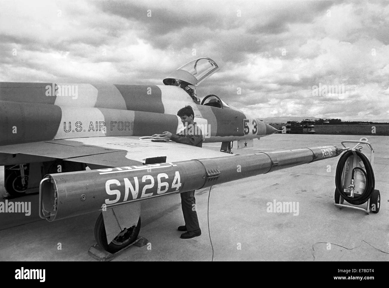 Decimomannu NATO air base (Sardegna, Italia), F 5 aggressore U.S. fighters simulando velivoli sovietici in combattimento aereo esercizi Foto Stock