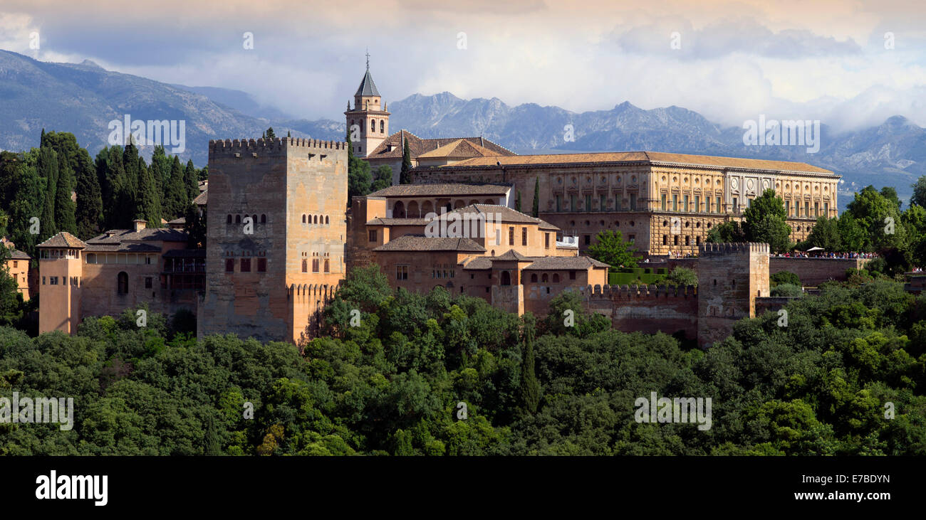 L'Alhambra su Sabikah Hill, Sito Patrimonio Mondiale dell'UNESCO, Granada, Spagna Foto Stock