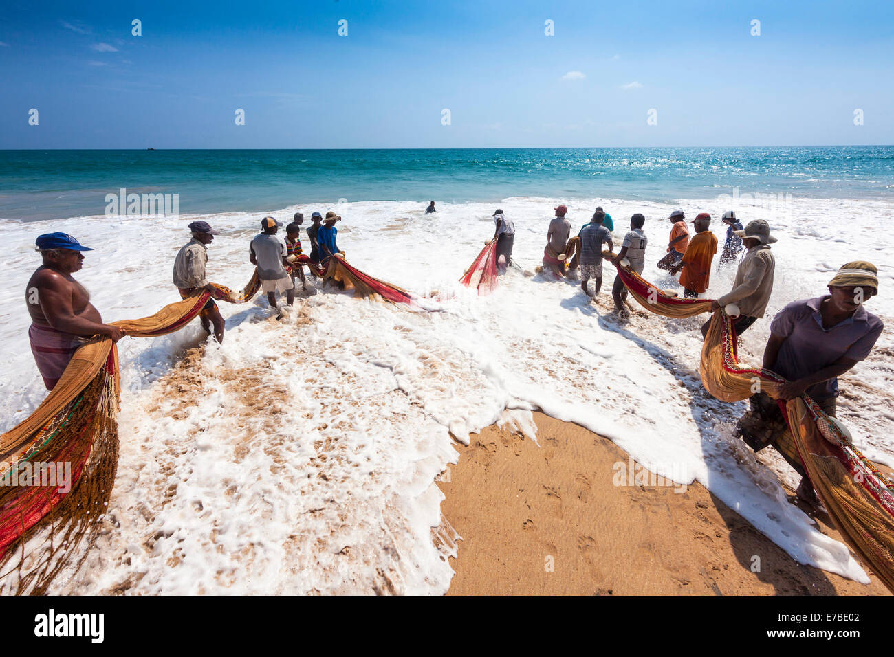 I pescatori, giorno operai, trasporta in una rete sulla spiaggia, vicino Kottegoda, sud della provincia, Sri Lanka Foto Stock