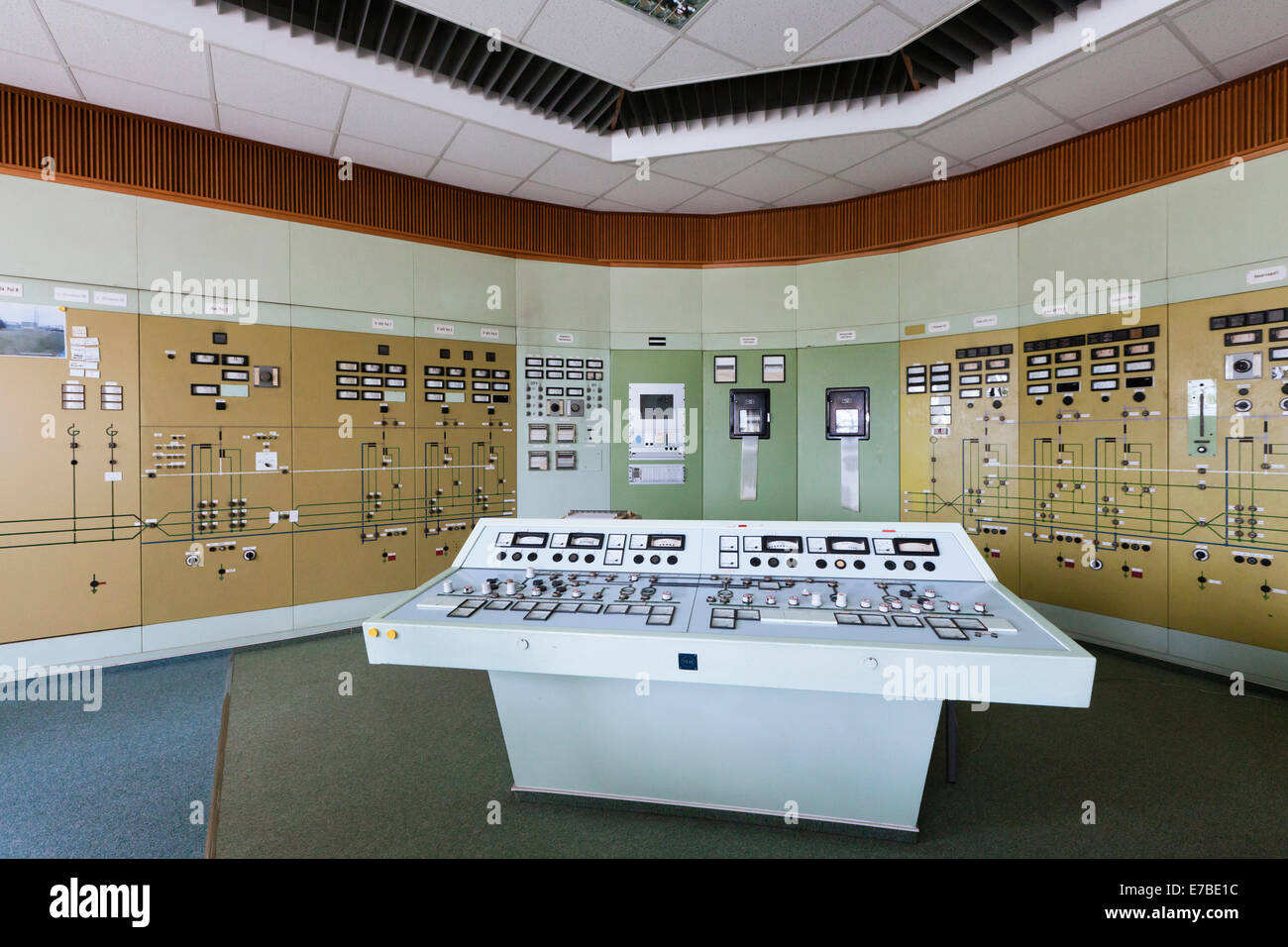 In disuso vecchia sala di controllo nella trasmissione centro di controllo TCC, del gestore del sistema di trasmissione 50Hertz, Neuenhagen Foto Stock