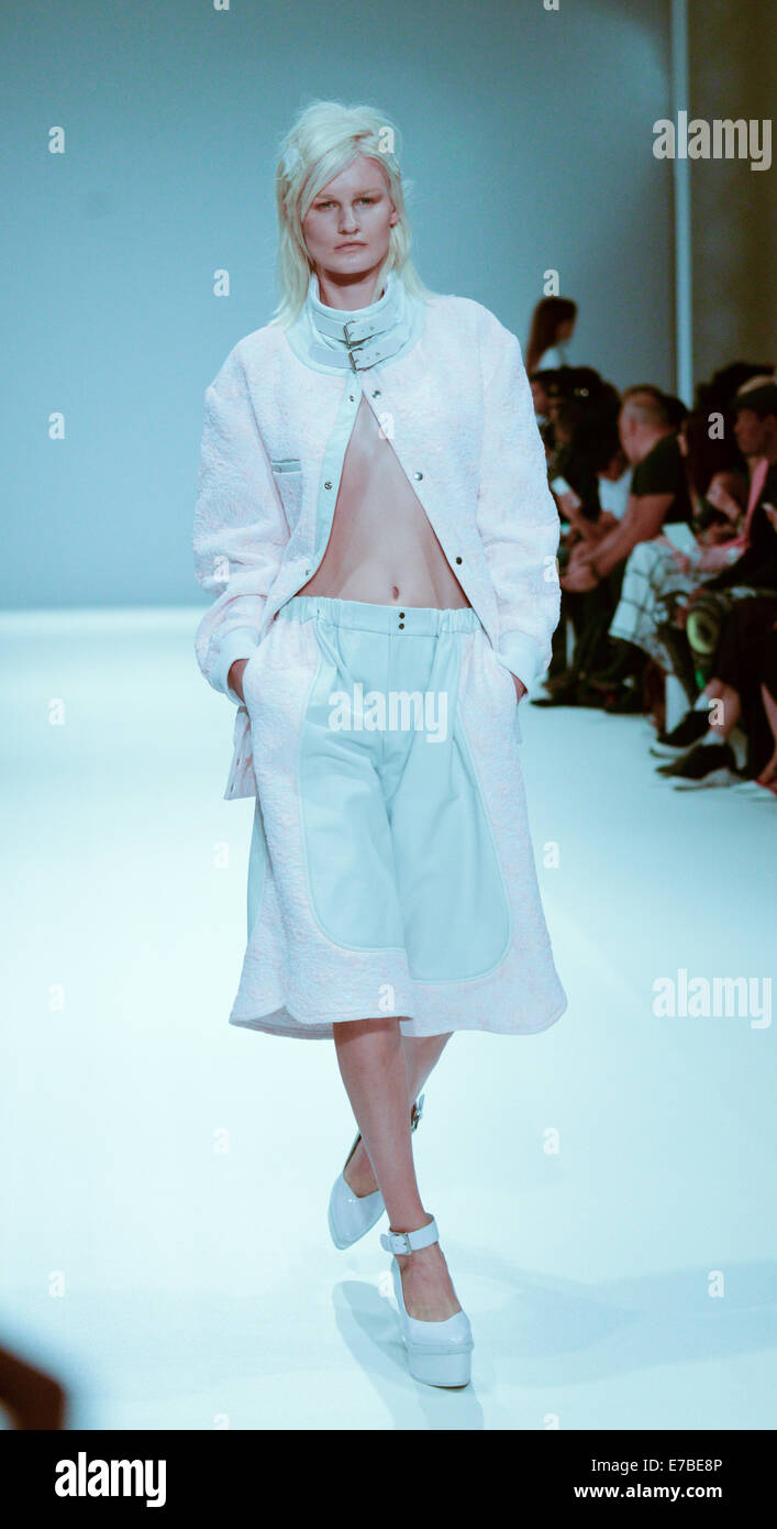 Londra, Regno Unito. 12 Settembre, 2014. Jamie Wei Huang vetrine ultima collezione al LFW SS15 Catwalk Show a massone Hall di Londra. Credito: Vedere Li/Alamy Live News Foto Stock