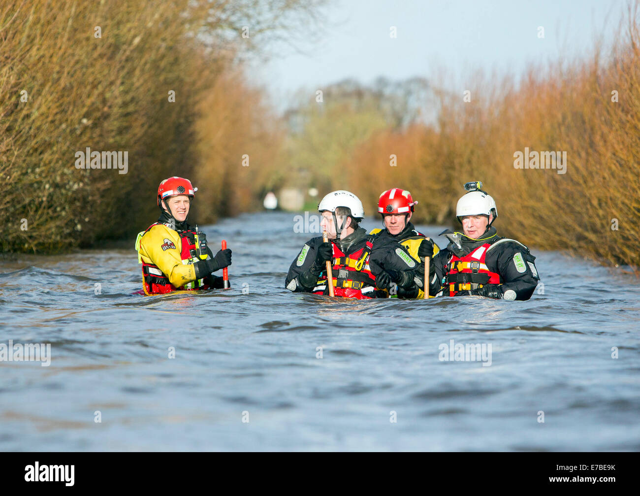 Fire e ambulanza equipaggi di pattuglia attraverso le acque di esondazione vicino a nord di Curry, Somerset. Foto Stock