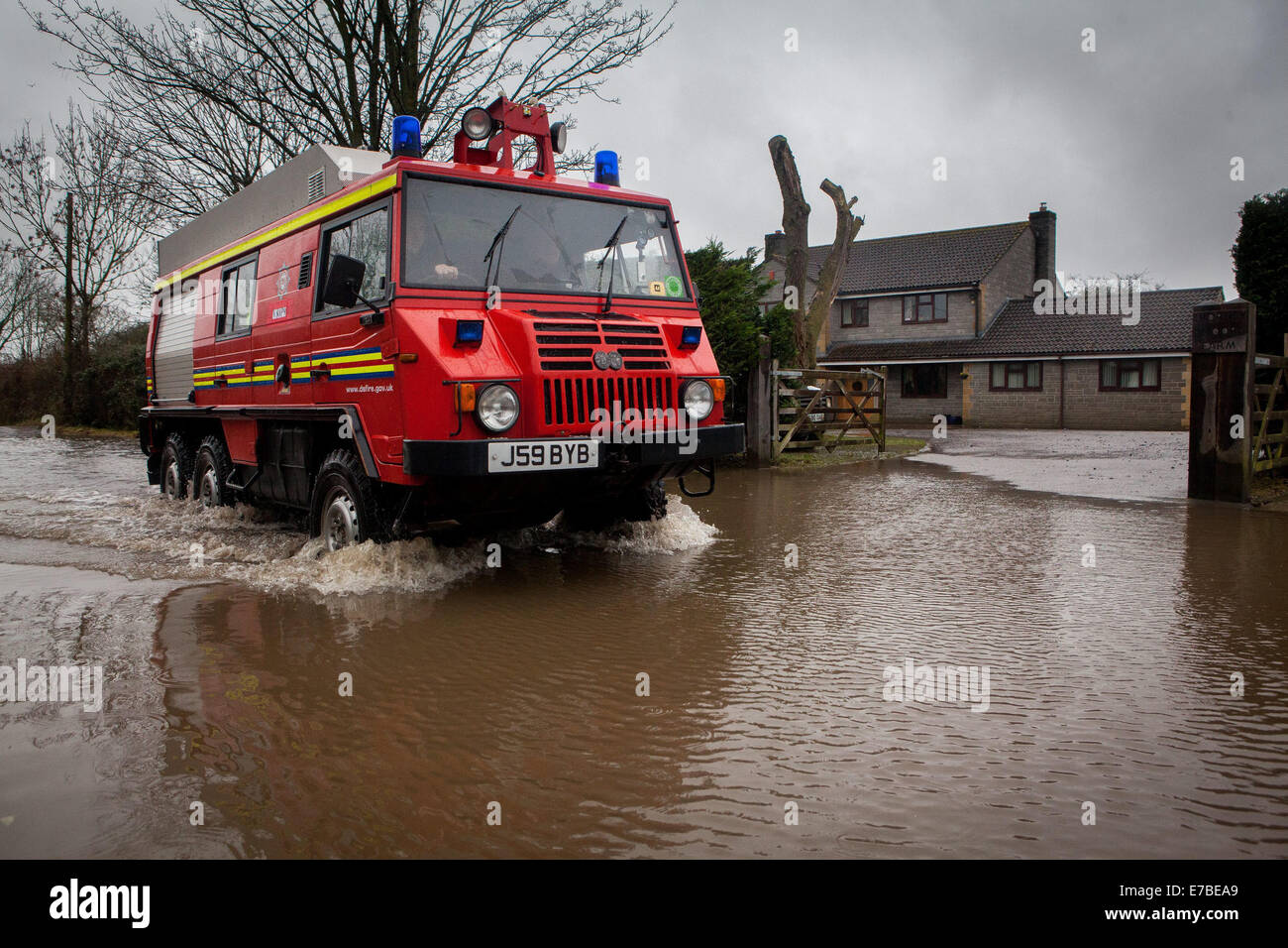 Un servizio antincendio carrello aziona attraverso Thorney, Somerset. Foto Stock