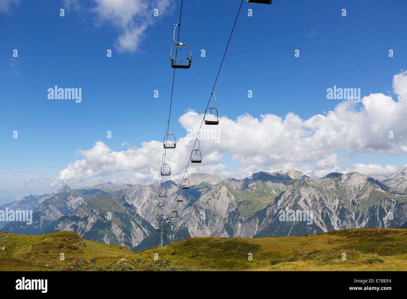 Seggiovia Obermooslift, Sonnenkopf regione di sci, montagne Lechquellen sul retro, Verwall montagne, Vorarlberg, Austria Foto Stock