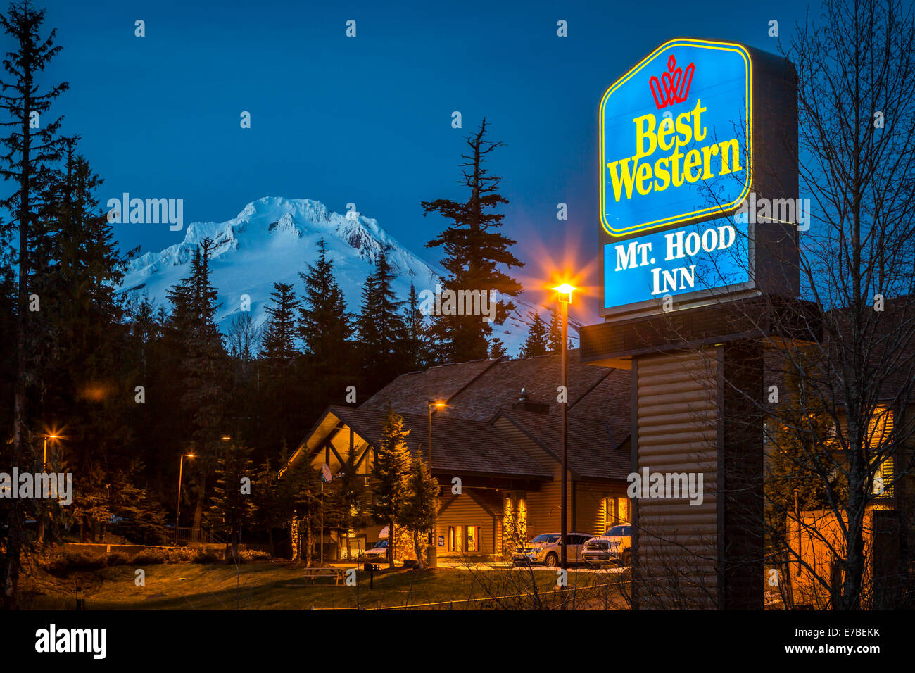 Il Best Western Hotel vicino a Mt. Il cofano illuminata di notte a Governo Camp, Oregon, Stati Uniti d'America. Foto Stock