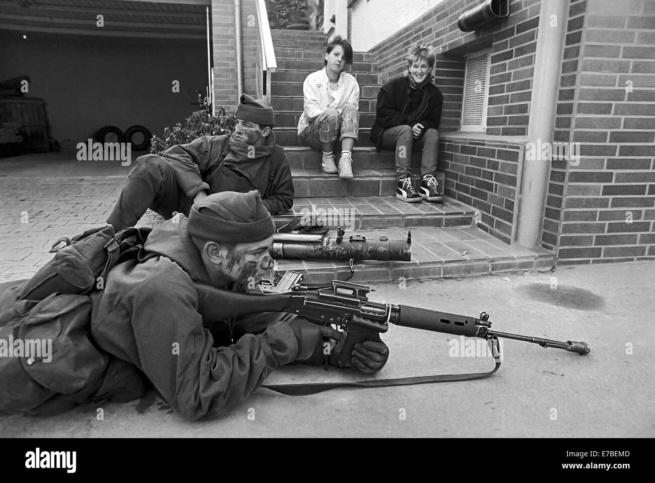 Esercitazioni nato in Germania, Esercito Britannico i soldati in un villaggio (settembre 1985) Foto Stock