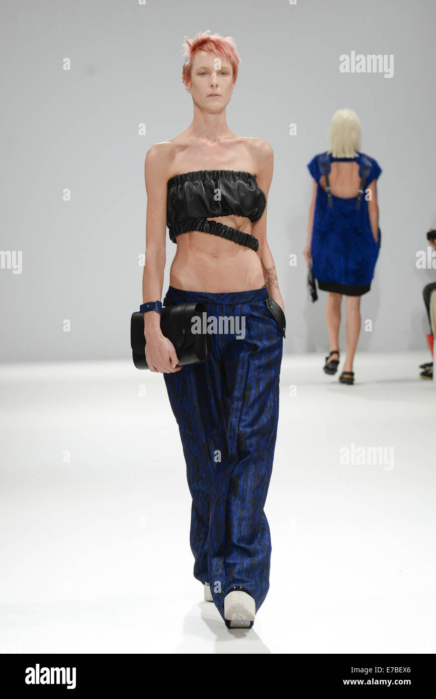 Londra, Regno Unito. 12 Settembre, 2014. Jamie Wei Huang vetrine ultima collezione al LFW SS15 Catwalk Show a massone Hall di Londra. Credito: Vedere Li/Alamy Live News Foto Stock