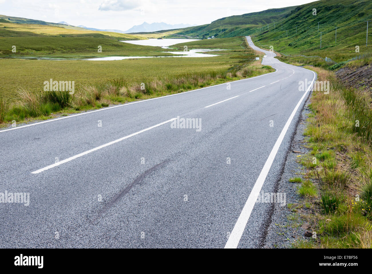 Un vuoto che la strada aperta in campagna nell'Isola di Skye in Scozia leader nel Regno Unito nella distanza e orizzonte Foto Stock