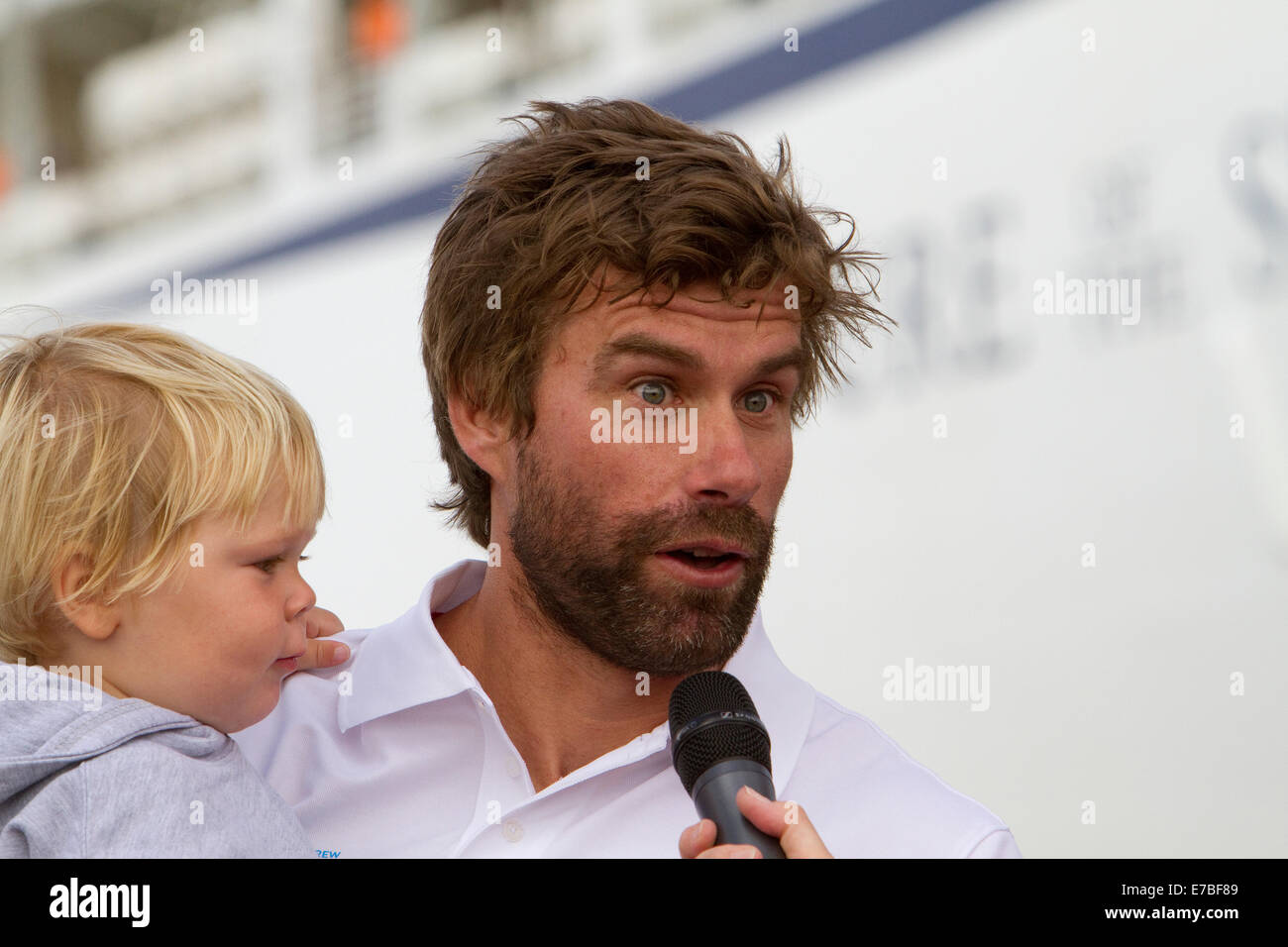 Iain Percy con suo figlio a Southampton Boat Show 2014. Foto Stock