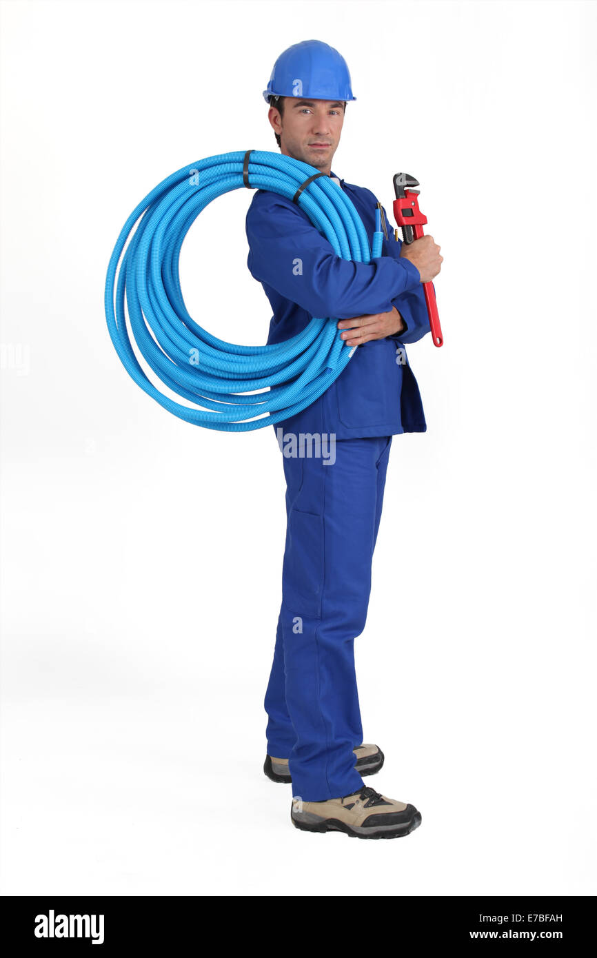 Uomo di contenimento tubo blu Foto Stock