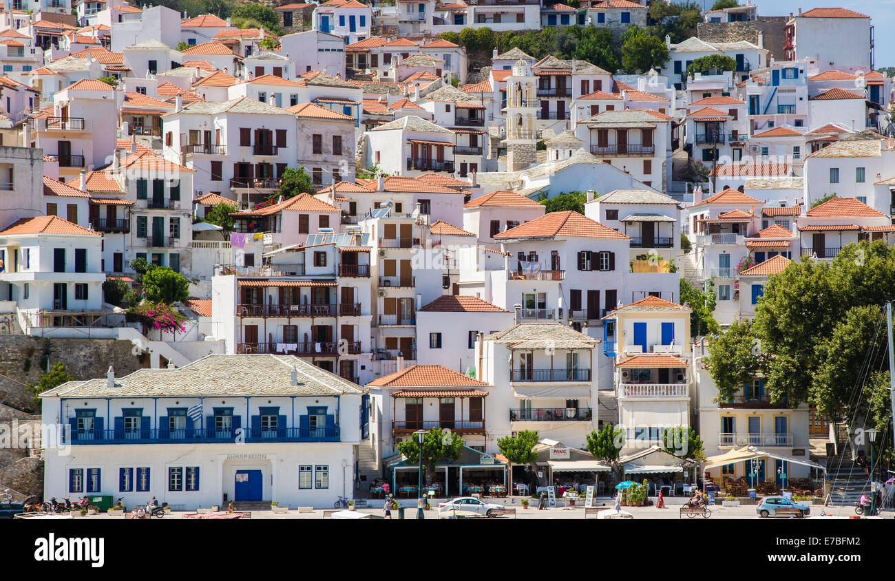 Rosso case dal tetto di accalcarsi intorno al porto di Skopelos città sull'isola di Skopelos in Grecia Sporadi Foto Stock