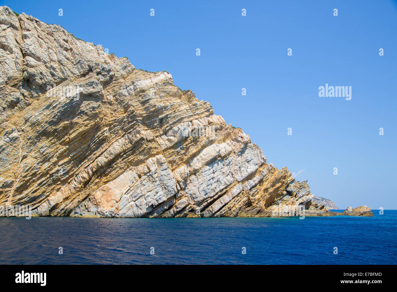 Stratificato calcaree carsiche letti in scogliere sul mare a nord del punto di Alonissos nelle Isole Sporadi Grecia Foto Stock