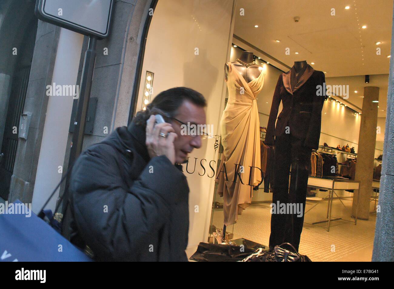 Shopping in centro a Milano (Italia), Vittorio Emanuele e Via Montenapoleone Foto Stock