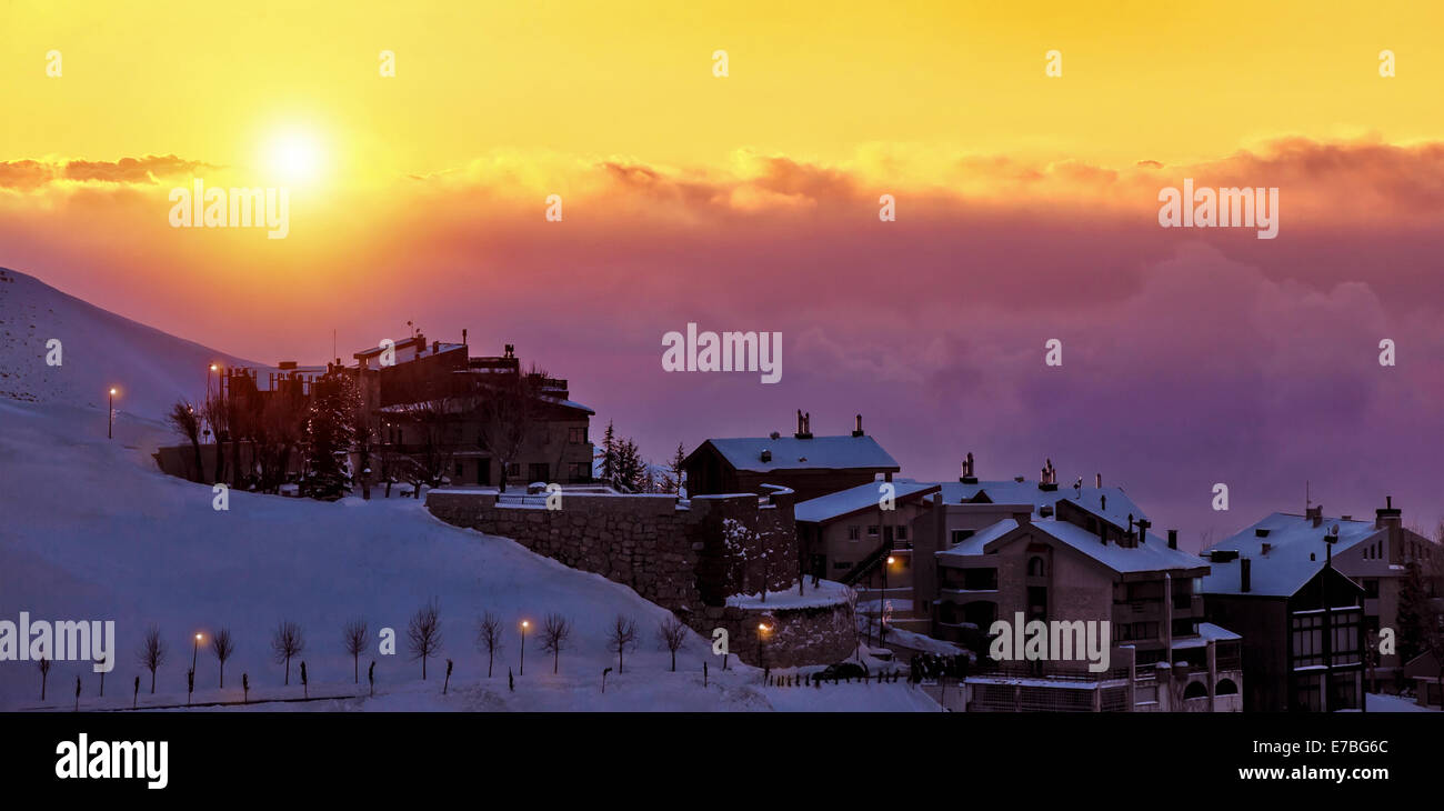 Bel tramonto in presenza di neve borgo montano, Faraya montagna in Libano, carino piccolo pensioni, luxury ski resort Foto Stock
