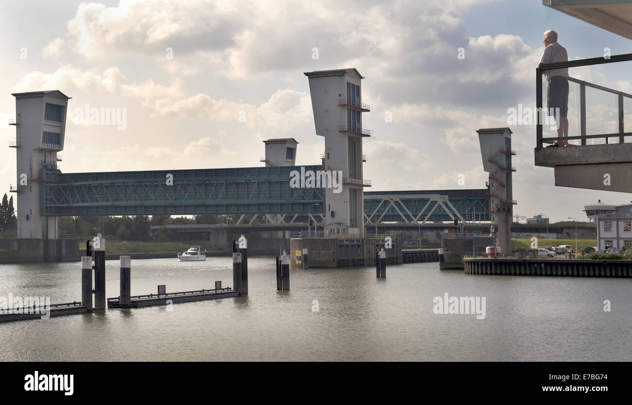 Sett. 10, 2014 - Rotterdam South Holland, Paesi Bassi, Holland - Il Hollandse IJssel (Olandese IJssel) collega Rotterdam con il Mare del Nord. In caso di alluvione, il fiume di acqua potrebbe non essere in grado di scorrere lontano perché la risalita di acqua di mare ad arrestarlo. Il fiume avrebbe pertanto burst facilmente le sue rive. Vi sono due motivi principali per la ricerca di una soluzione per il pericolo di inondazione: in primo luogo, il Hollandse Issel fluisce attraverso il più basso giacente zona dei Paesi Bassi. In secondo luogo, questa è una delle aree più densamente popolate del Paesi Bassi. ..Inizialmente, la costruzione di un semi-chiuso diga in Hollandse IIsse Foto Stock