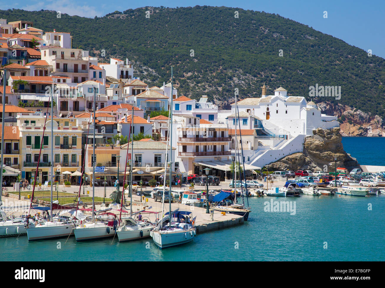 Città di Skopelos e porto sulla isola di Skopelos nelle Sporadi arcipelago del mar Egeo in Grecia Foto Stock