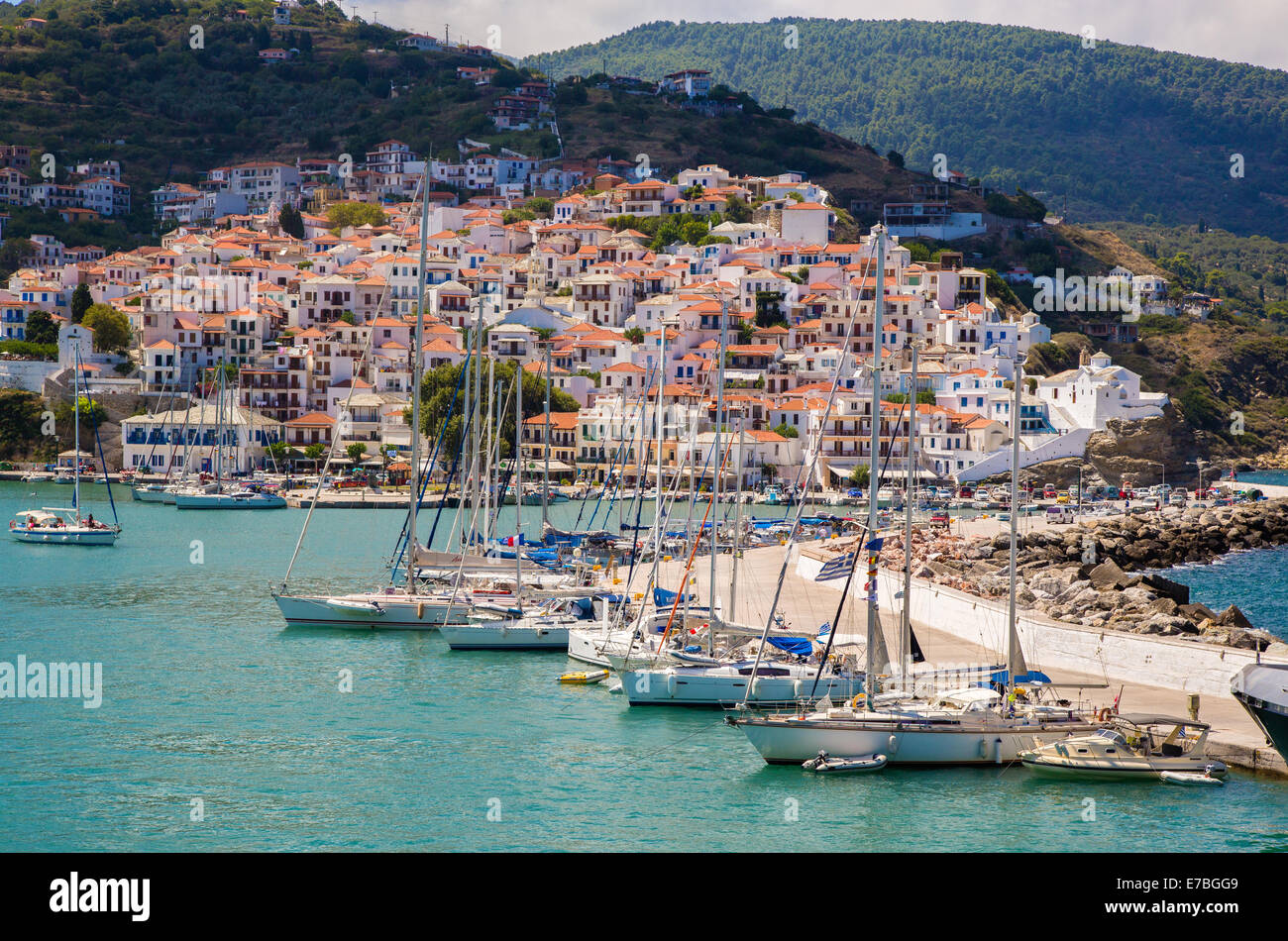 Città di Skopelos e porto sulla isola di Skopelos nelle Sporadi arcipelago del mar Egeo in Grecia Foto Stock