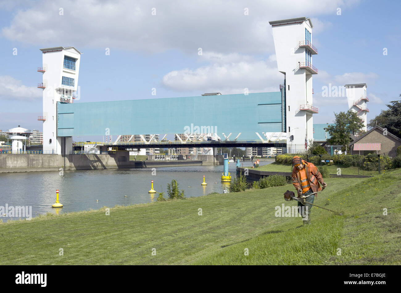 Rotterdam South Holland, Paesi Bassi, Olanda. Decimo Sep, 2014. Un uomo è Falciare il prato da una diga e nella parte anteriore del Dutch Ijssel dam. Il Hollandse IJssel (Olandese IJssel) collega Rotterdam con il Mare del Nord. In caso di alluvione, il fiume di acqua potrebbe non essere in grado di scorrere lontano perché la risalita di acqua di mare ad arrestarlo. Il fiume avrebbe pertanto burst facilmente le sue rive. Vi sono due motivi principali per la ricerca di una soluzione per il pericolo di inondazione: in primo luogo, il Hollandse Issel fluisce attraverso il più basso giacente zona dei Paesi Bassi. In secondo luogo, questa è una delle aree più densamente popolate del N Foto Stock