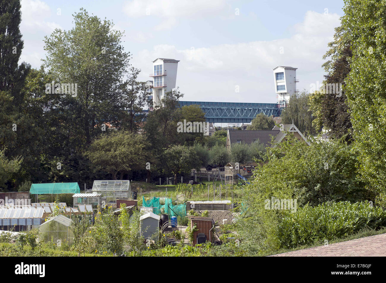 Rotterdam South Holland, Paesi Bassi, Olanda. Decimo Sep, 2014. La Dutch Ijssel dam. Di fronte al Fiume Ijssel dam e dietro le dighe sono piccole verdure giardini e dike case. Il Hollandse IJssel (Olandese IJssel) collega Rotterdam con il Mare del Nord. In caso di alluvione, il fiume di acqua potrebbe non essere in grado di scorrere lontano perché la risalita di acqua di mare ad arrestarlo. Il fiume avrebbe pertanto burst facilmente le sue rive. Vi sono due motivi principali per la ricerca di una soluzione per il pericolo di inondazione: in primo luogo, il Hollandse Issel fluisce attraverso il più basso giacente zona dei Paesi Bassi. In secondo luogo, Foto Stock