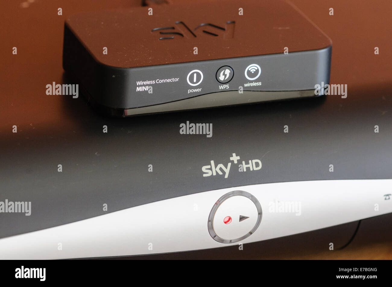 Sky+ HD scatola con una rete wifi adattatore per connettore per abilitare l'accesso a internet Foto Stock