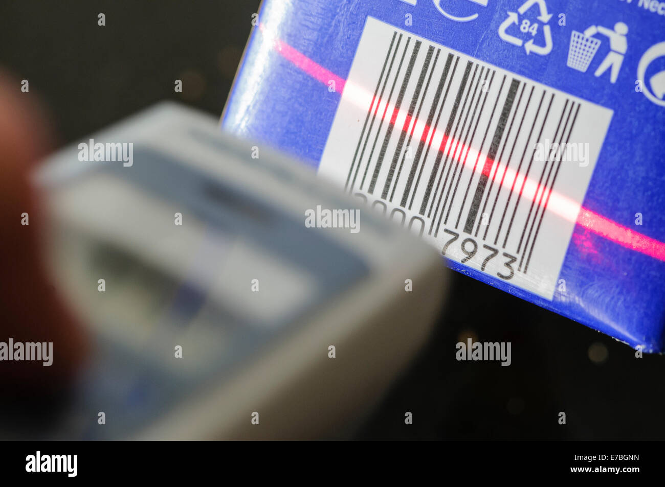 Un uomo utilizza un palmare scanner per codici a barre Foto Stock