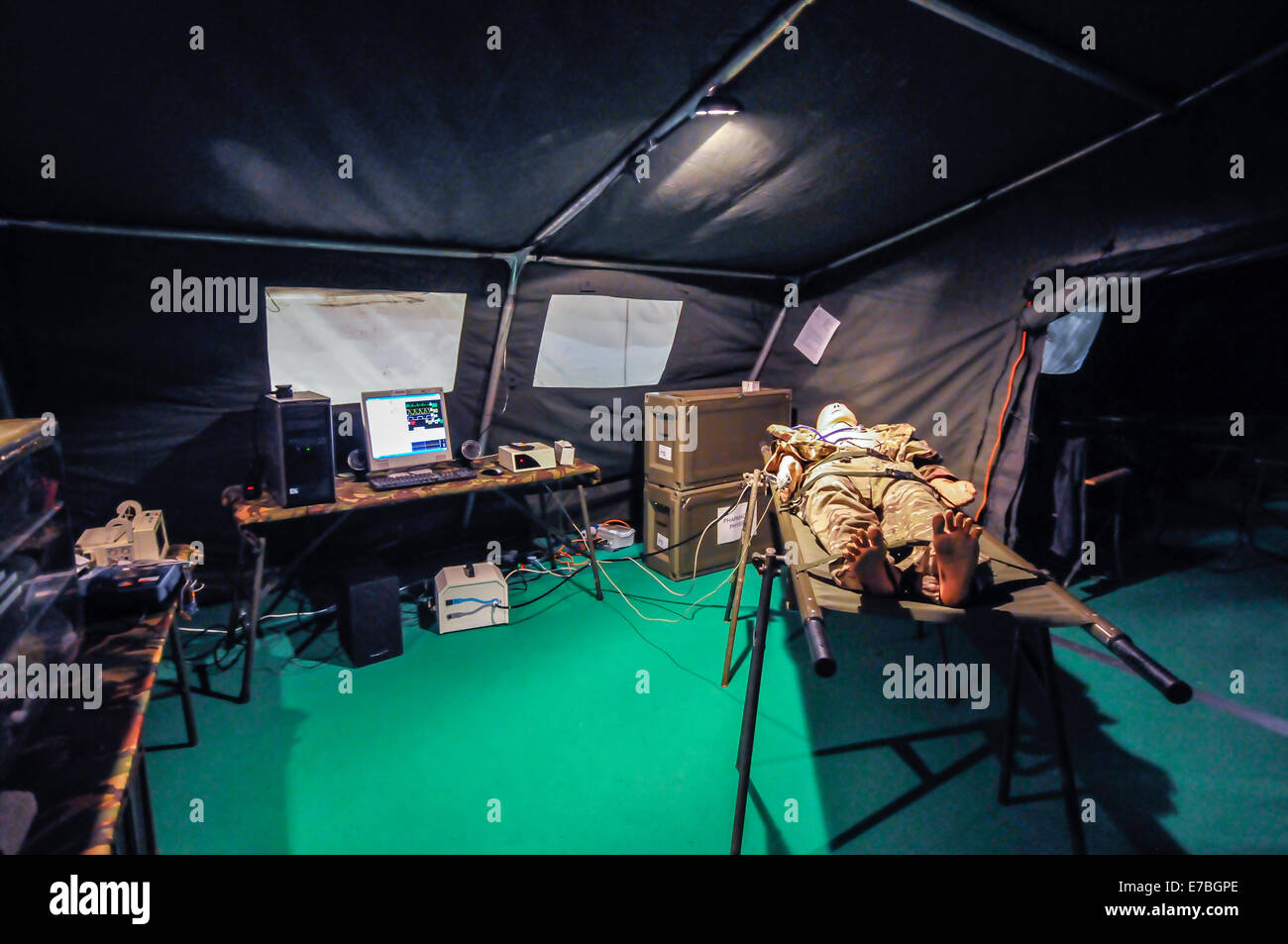 Esercito di emergenza medica di campo ospedale con un 'paziente' su una barella. Foto Stock