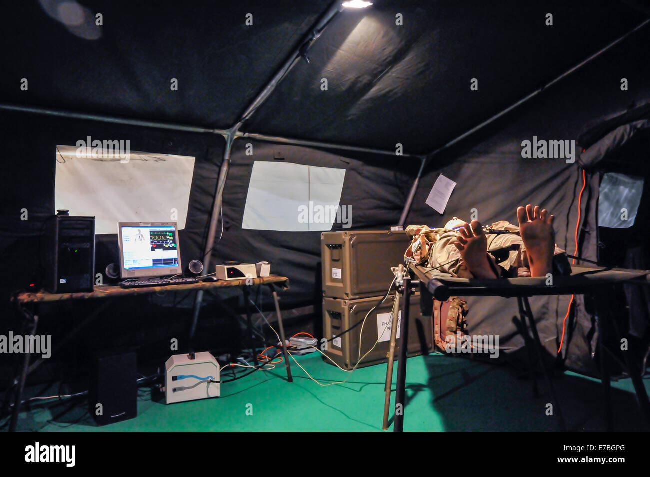 Esercito di emergenza medica di campo ospedale con un 'paziente' su una barella. Foto Stock