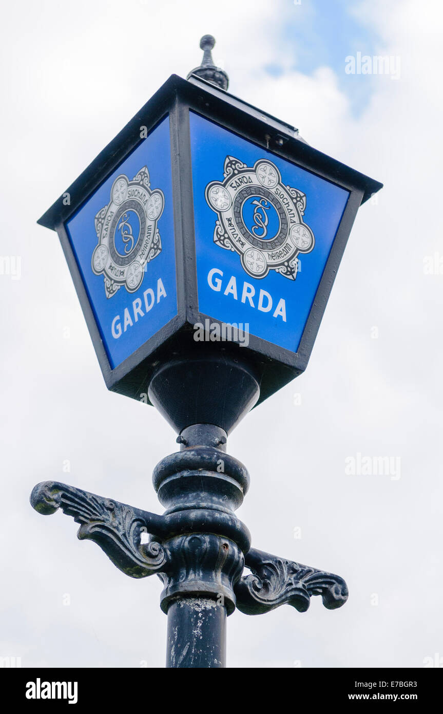 La spia blu al di fuori di un garda Siochana (Polizia irlandese) stazione Foto Stock