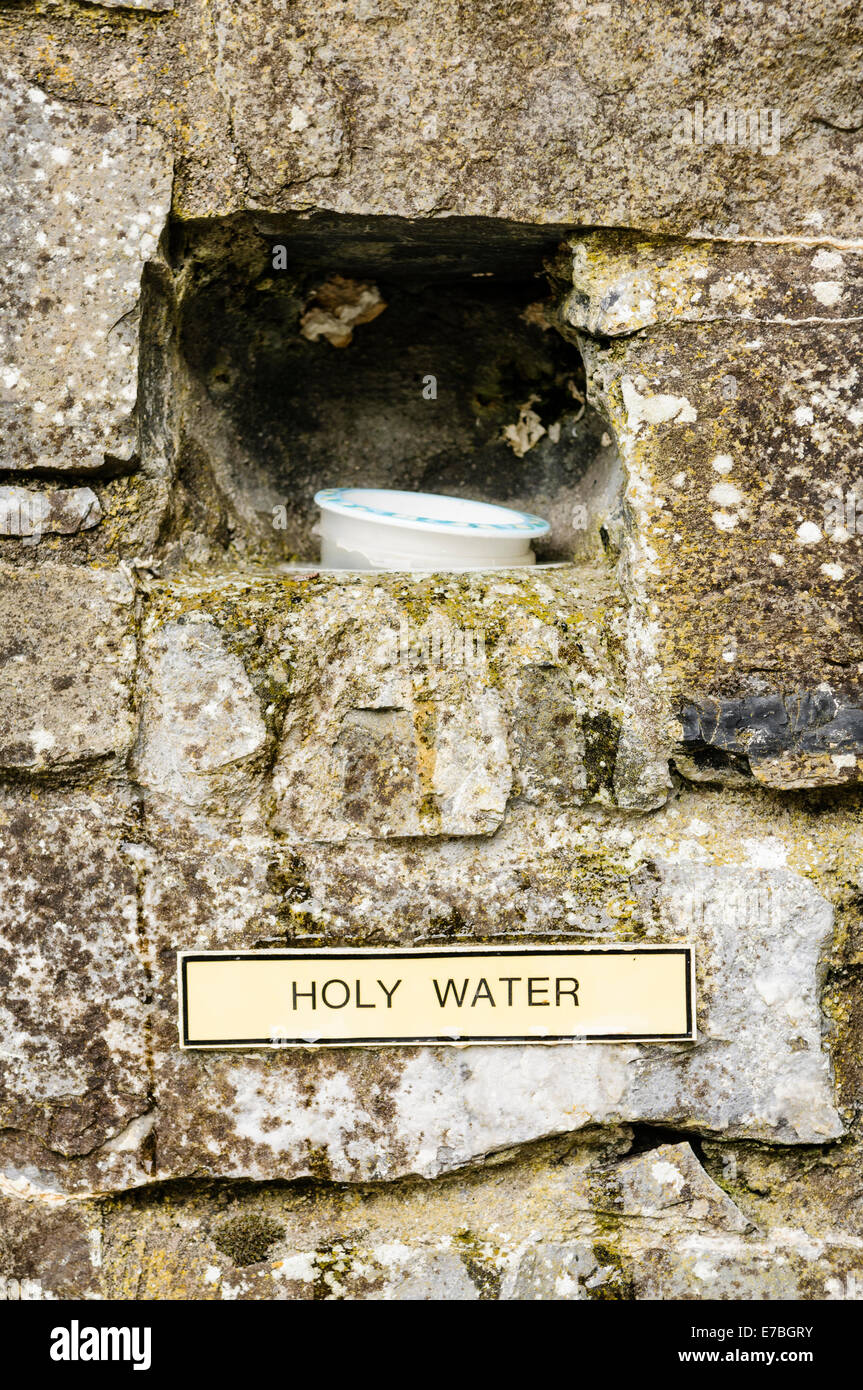 L'acqua santa font ad un santo santuario Foto Stock