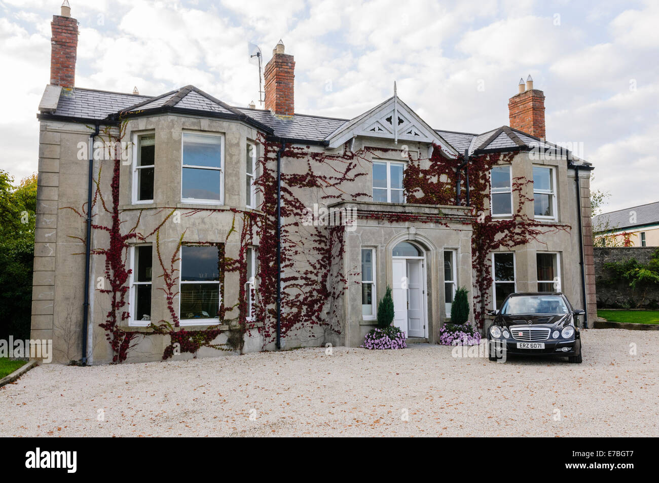 Black Mercedes Classe E auto al di fuori di un grande gentleman's country house. Foto Stock