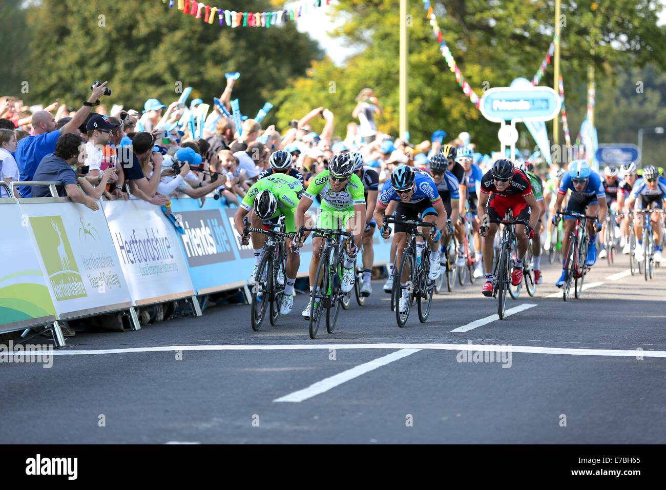 Hemel Hempstead, Hertfordshire, Regno Unito. 12 Settembre, 2014. 2014 Tour della Gran Bretagna, fase 6. Bagno a Hemel Hempstead. Il peloton attraversano la linea, led by Sonny Colbrelli Credit: stili di Neville/Alamy Live News Foto Stock
