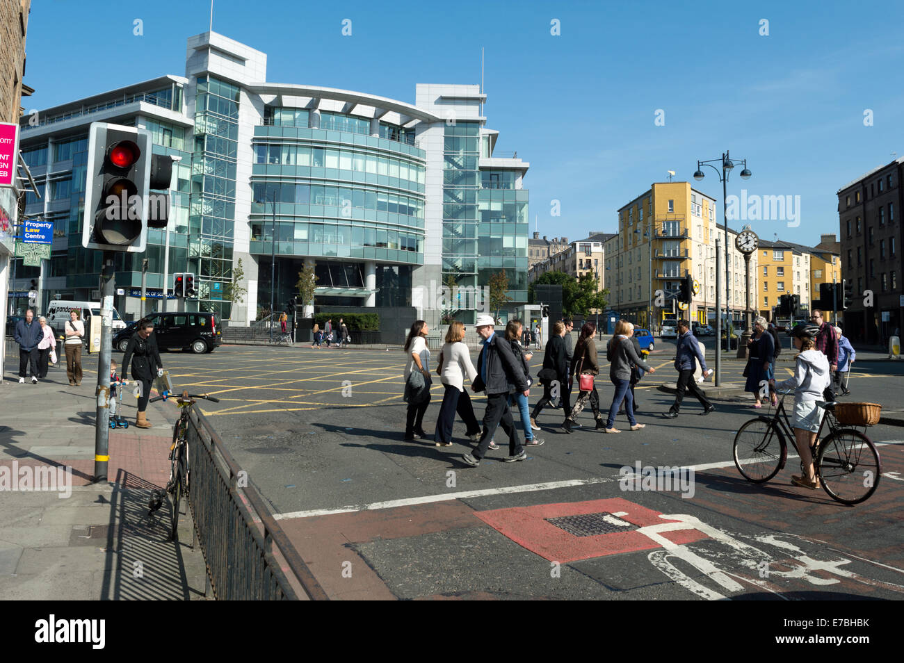 Pedestrianscrossing la strada a Tollcross, Edimburgo. Princes Exchange office sviluppo in background Foto Stock