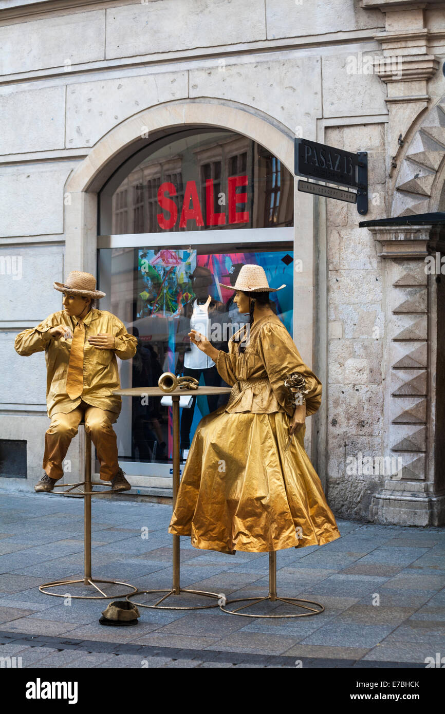 Statue viventi in strada a Cracovia in Polonia nel mese di settembre Foto Stock