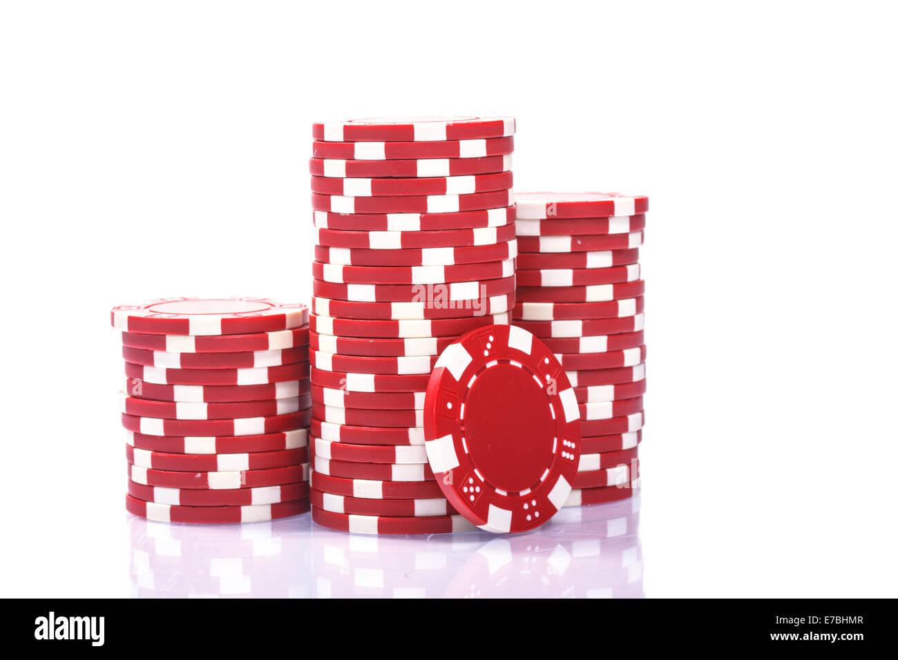 Pile di poker chips su sfondo bianco Foto Stock